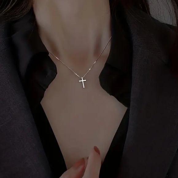 New Minimalistic Simple Classic Gold 14k Cross Pendant Necklace - Picture 2 of 3